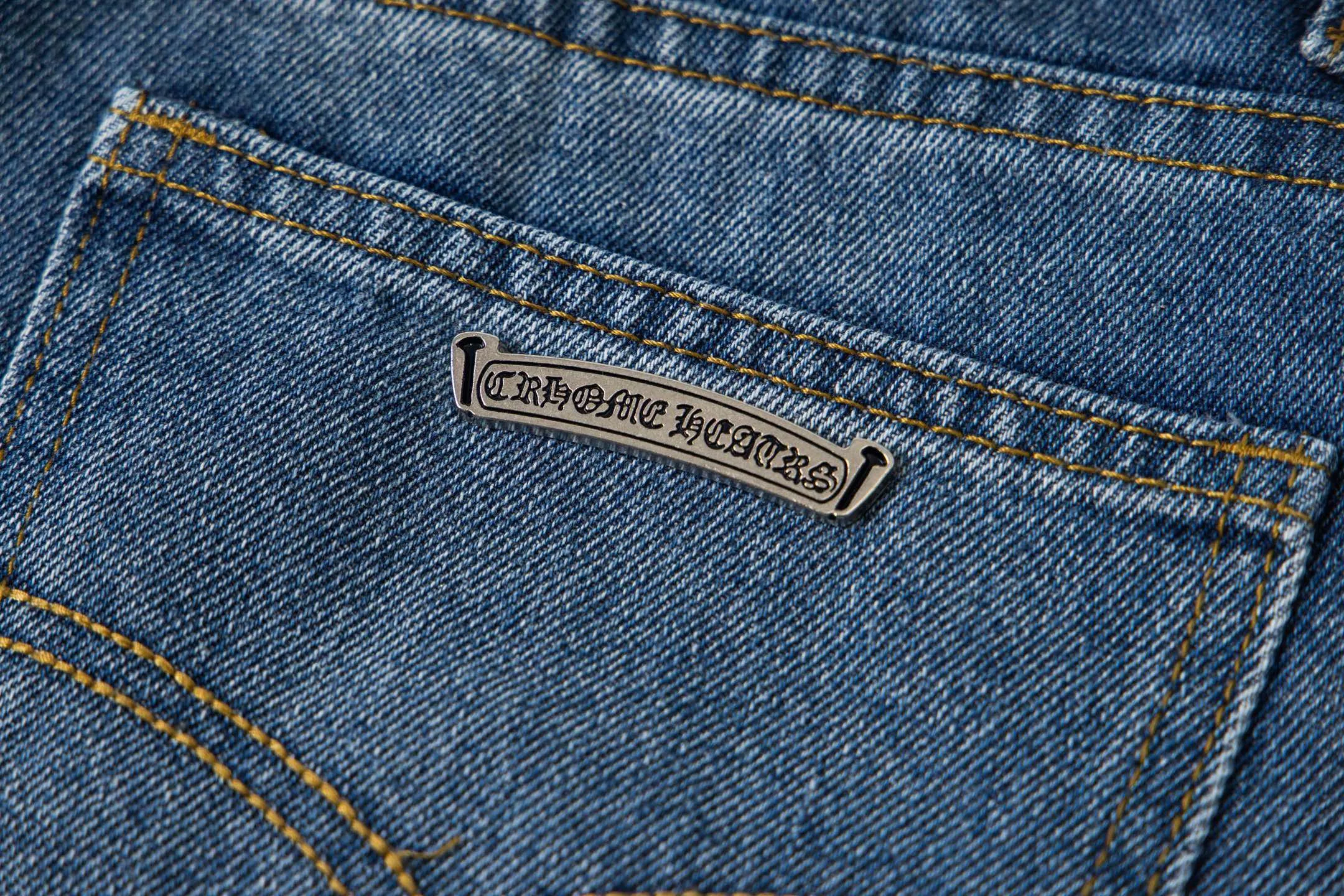 P240 Chrome hearts print stitching black leather classic washed jeans. Really restores the ultimate vintage texture. Three-dimensional version. Loose and comfortable, not picky on the figure. Looks taller and slimmer. Factory precision. Original factory quality control. Same style for men and women. Can be matched with couples. Versatile recommendation. Must-have jeans for all seasons. Fashionistas have been disappointed. From the quality selection of fabrics, the tailoring of details, and the matching of patterns, they are all impeccable! The upper body is so handsome when worn...it can be easily worn by men, women and children! The craftsmanship is made of heavy-duty washed pure cotton denim fabric. After washing, it is soft and thick. It is very stylish when worn on the body. Style number: 1760# Color: blue Size: 28 30 32 34 36